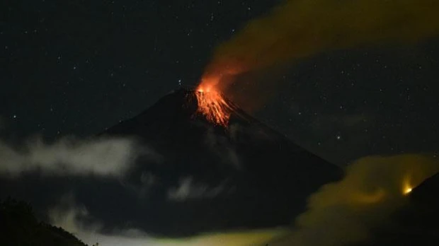 Piedras incandescentes, emisión de gas y ceniza en el volcán Tungurahua