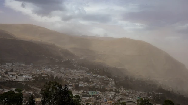 Caída de ceniza del Sangay afecta a cinco provincias