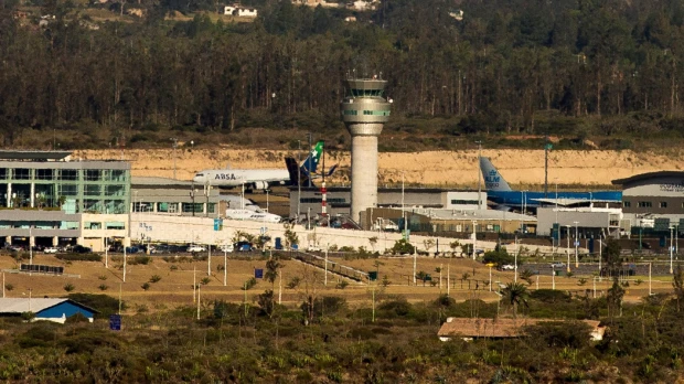 Gobierno y aerolíneas reducirán y eliminarán varios impuestos