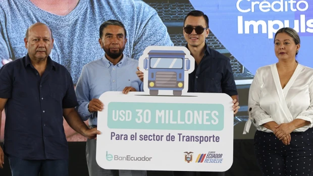 Noboa entregó $ 30 millones en créditos para el sector del transporte 