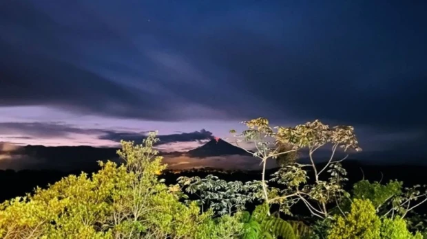 Volcán Sangay mantiene intensa actividad con casi mil explosiones en 24 horas 
