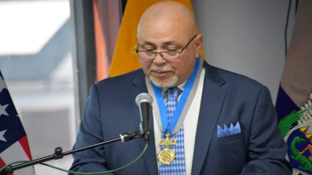 Joseph Vigueras, de la embajada de EE.UU., fue condecorado por la Policía