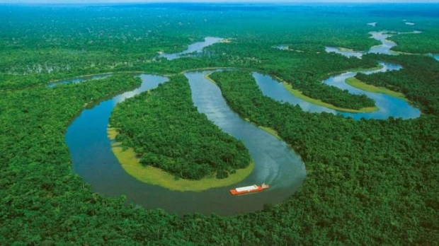 Encuentran con vida a una mujer arrastrada por un río en Amazonía de Ecuador