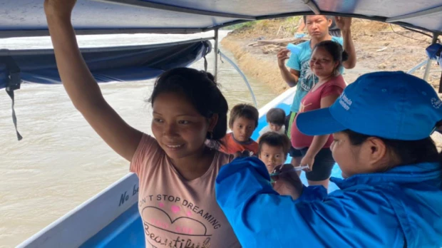 Brigadas médicas recorren los ríos de la Amazonía ecuatoriana en canoas
