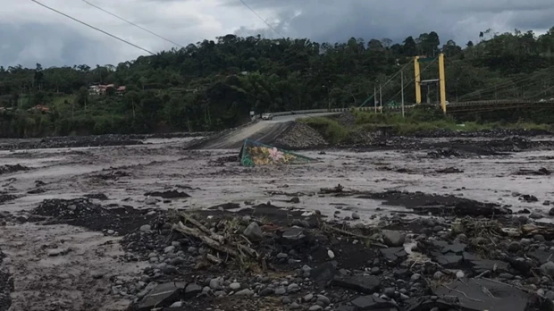 Alto caudal del río Upano interrumpe el paso en la vía Macas-Puyo