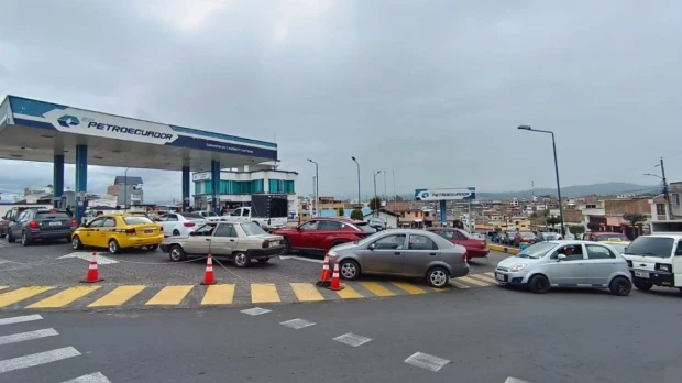 Carchi sufre escasez de combustible por el paro