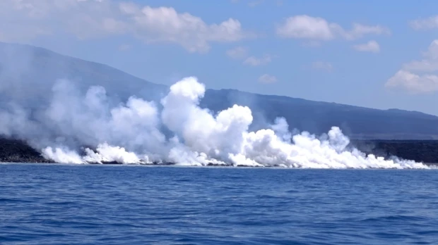 La lava de volcán La Cumbre, en Galápagos, llega al mar