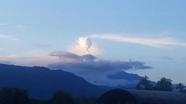 La emisión de ceniza del volcán Sangay activa alerta en tres provincias del país