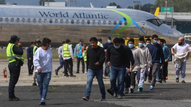 EE.UU.: Inmigración arremete en sitios de trabajo para arrestar migrantes
