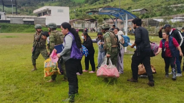 El Ejército rescató a 34 personas atrapadas por derrumbes en Sucumbíos