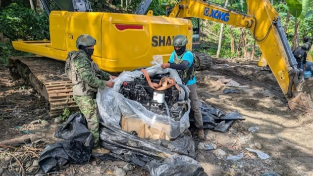 Ejército ecuatoriano destruye maquinaria utilizada en minería ilegal en Napo