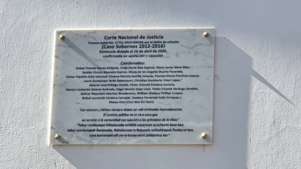 Placa en la Presidencia marca la corrupción en el Gobierno Correa