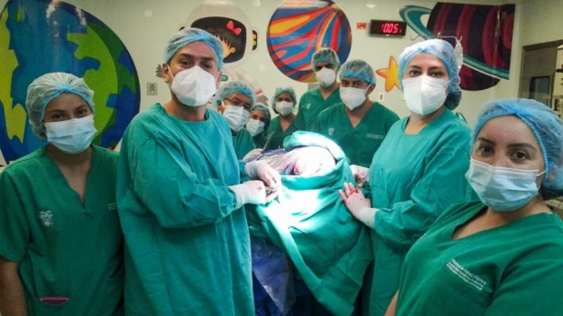 Médicos realizaron por primera vez cirugía craneal con IA en Ecuador