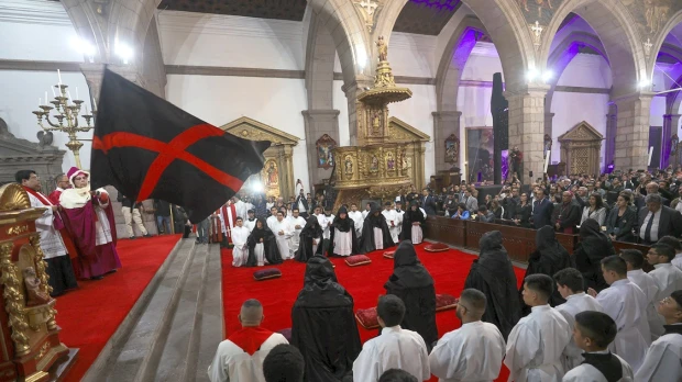 El Arrastre de Caudas, antiguo rito de Semana Santa, se sigue representando solo en Quito