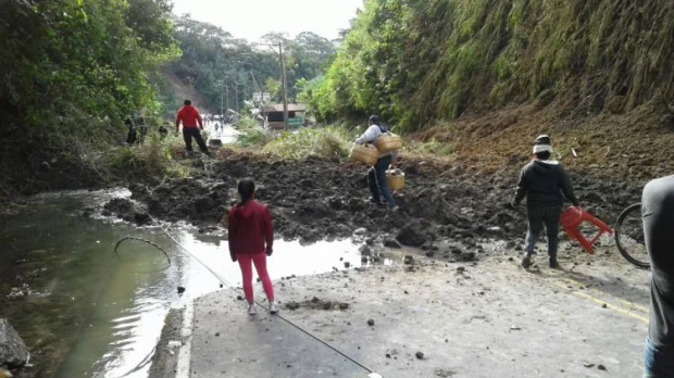 Lluvias provocan derrumbes en carretera Baños-Puyo