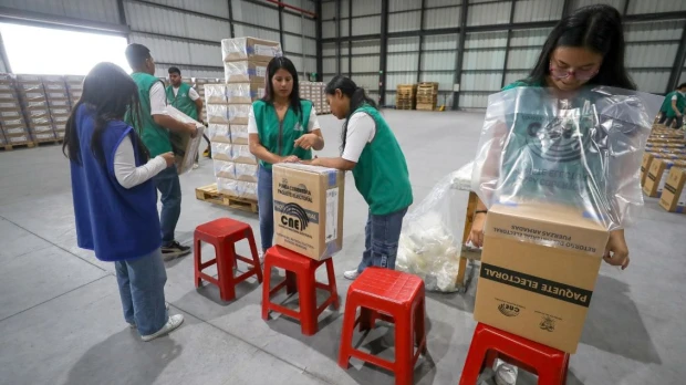 Más del 70 % de los paquetes electorales para el referéndum ya están listos en Ecuador
