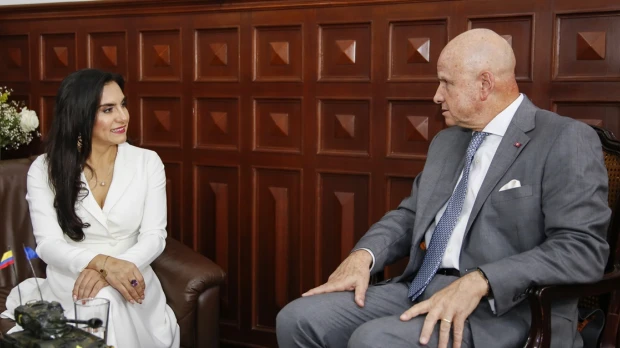 La transición siguió con la primera reunión de vicepresidentes