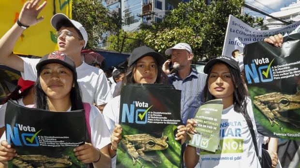 Cientos de personas marcharon por el "No" en las consultas del Yasuní y el Chocó Andino