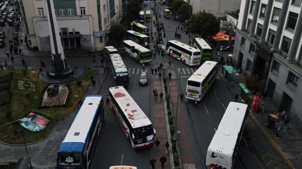 Bolivia: Más de mil vehículos están atrapados en las rutas bloqueadas