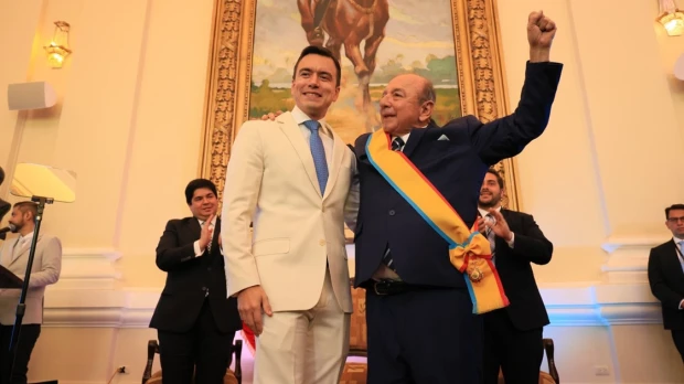 Daniel Noboa condecoró a su padre por "su servicio" al país