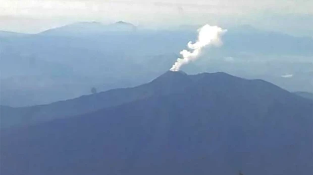 Columnas de vapor y ceniza de hasta 1.200 metros desde el volcán Reventador
