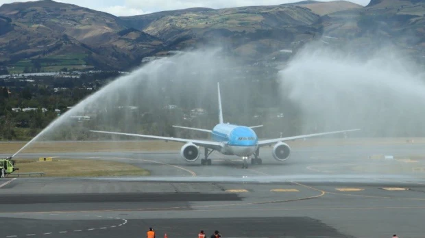 Richard Carapaz es recibido con arco de agua a su llegada a Quito
