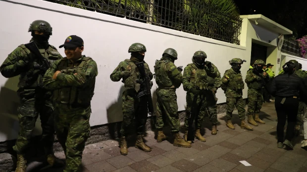 Policía irrumpió en la embajada de México y detuvo a Glas 