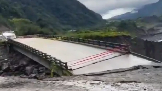 Napo: El puente sobre el río Loco colapsó