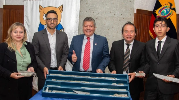 Lundin Gold entregó muestras a la Escuela Politécnica