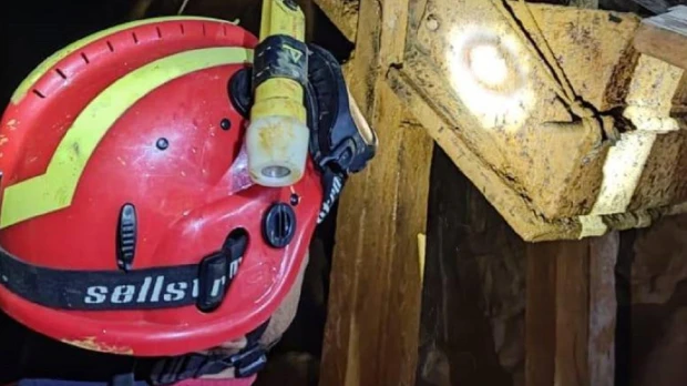 Bomberos rescataron a 2 obreros atrapados en mina por casi 48 horas