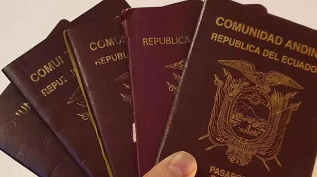 Pasaporte ecuatoriano permite viajar sin visa a 74 países en 2025 