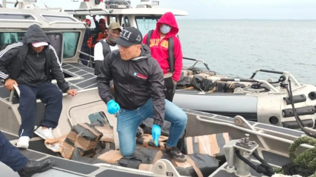 Detienen a dos colombianos en Ecuador con cerca de 1.700 paquetes de droga en "narcobarca"