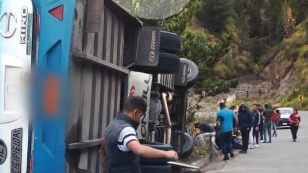 Un fallecido y siete heridos dejó volcamiento de un bus en Chimborazo