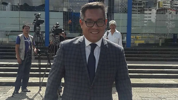 Merizalde evade a la Fiscalía y sale del país