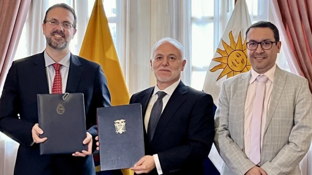 Ecuador y Uruguay suscribieron convenio de Cielos Abiertos