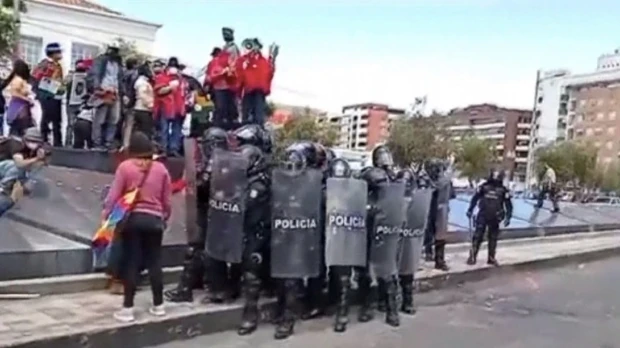 Policía dispersa protesta contra estatua de Isabel la Católica en Quito