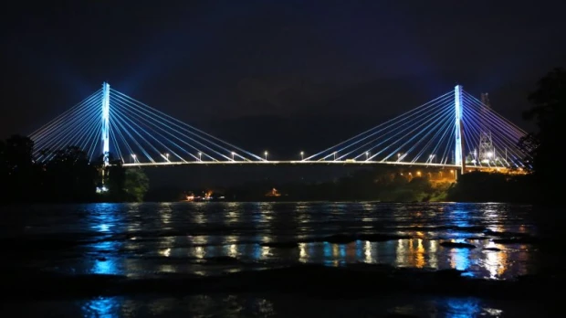 Iluminación al puente monseñor Gonzalo López del rio Aguarico