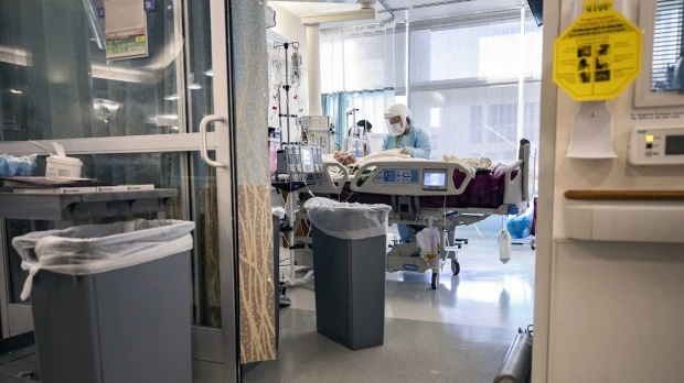 Las hospitalizaciones semanales por covid-19 aumentan 12,1 % en EE.UU.