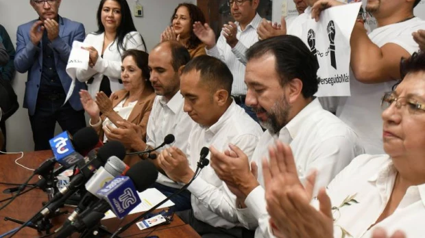 Yofre Poma acudió a la Asamblea a exigir que lo dejen volver a su curul, pero no lo consiguió