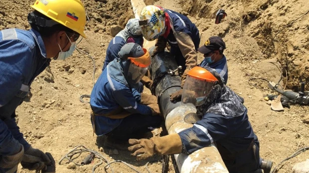 Petroecuador realiza actividades de limpieza tras derrame en Pascuales