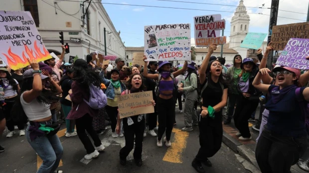 Mujeres marcharon en Ecuador contra la violencia