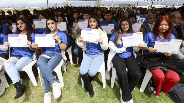 Noboa entregó becas en Cotopaxi