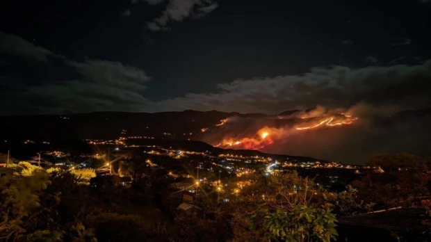 Un incendio forestal consume unas 120 hectáreas de vegetación en Azuay 