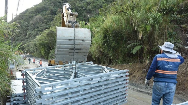 El armado de puente Bailey en la vía Baños-Puyo inició