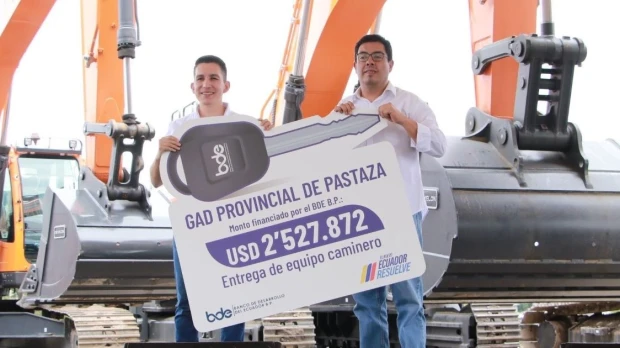 El BDE entregó nuevo equipo caminero en Pastaza 