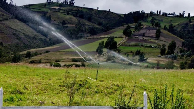 Gobierno inyecta USD 42,4 millones para riego y maquinaria agrícola