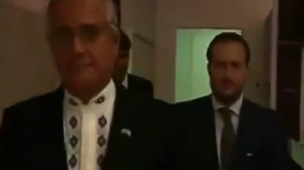 Exasesor de Alexis Mera dice que recogió sobres del despacho de Pamela Martínez y se los entregó a Mera