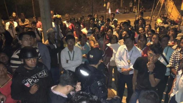 El tránsito vehicular en la vía Puyo-Tena fue reabierto por las comunidades del cantón Santa Clara, en Pastaza