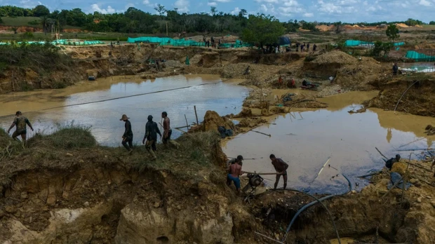 Revelan mina de oro ilegal dentro de base militar en Colombia