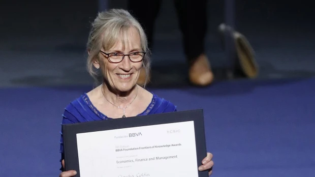 Nobel premia estudios sobre la mujer en mercado laboral de estadounidense Claudia Goldin